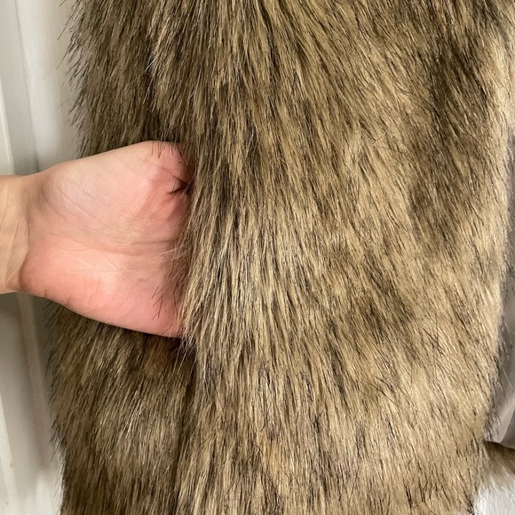 Banana Republic Faux Fur Vest - Picture 7 of 9